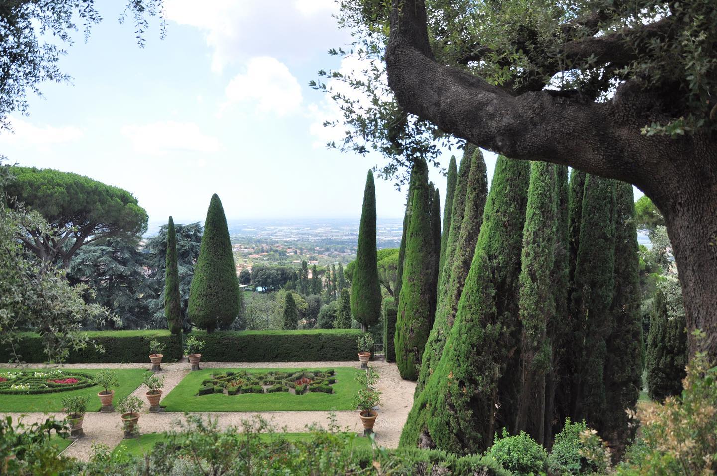 En del av den spektakulära trädgården tillhörande Påvens sommarpalats i Castel Gandolfo, Italien🌸
#garden#trädgård#trädgårdsinspiration#gardeninspiration#giardino#jardin#garten#flowers#love#potd#photooftheday#instagardens#gardensofinsta#gardengram#grönatrender#gardens#gardening #gardendesign #gardeners #photography #gardenlife#adventure#gardeninspo#gartengestaltung#trädgårdsinspo#trädgårdstider#trädgårdsdrömmar