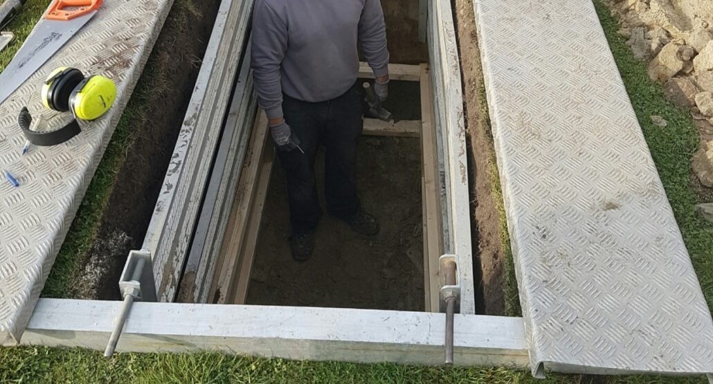 När utomstående medverkar i kistgravsättningen