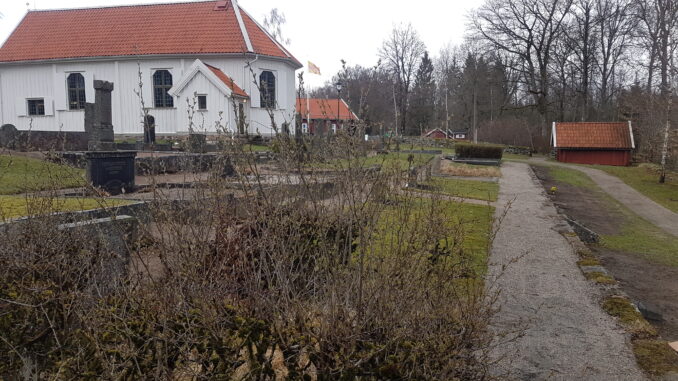 Låt årsklockan styra kyrkogårdsarbetet