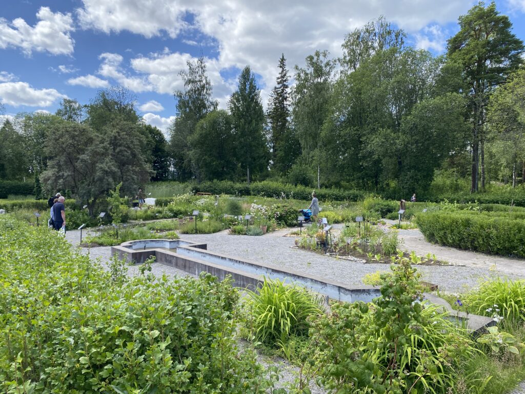 Passa på att besöka en park eller trädgård i sensommartider