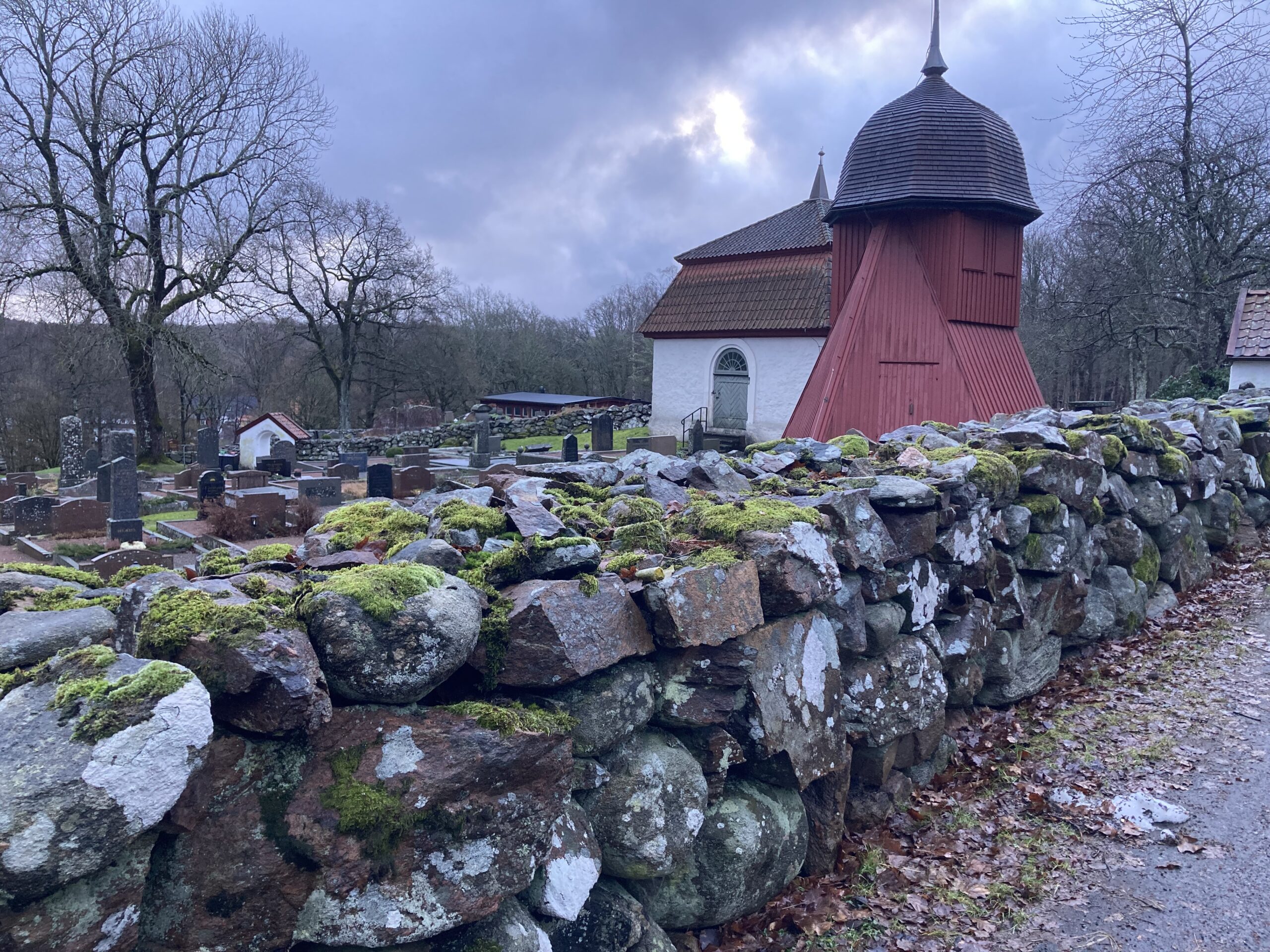 Dubbelmurad kyrkogårdsmur